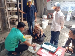 Praktek langsung di kandang maggot JLC